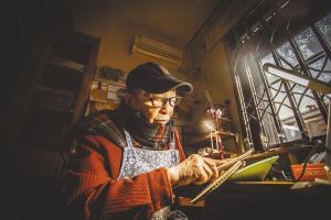 64年修千副乒乓球拍 82岁大爷获两项国家专利